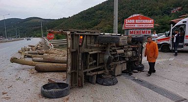 Samsun'da lastiği patlayan kamyonet devrildi: 1 yaralı