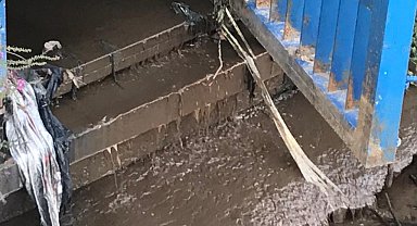 Sancaktepe'de dereye akan atıklar bölgeyi ağır koku altında bıraktı