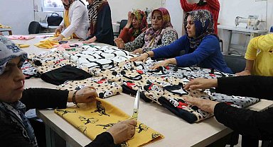 Şanlıurfalı kadınlar ihtiyaç sahibi aileler için kıyafet dikiyor
