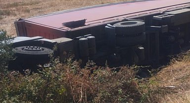 Şarampole devrilen tırın sürücüsü yaralandı