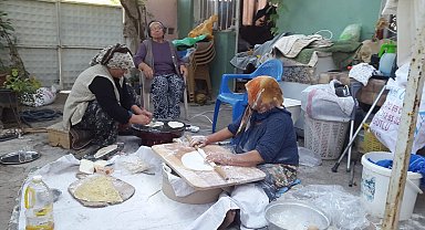 Sarıgöl'de kadınlardan imece usulü gözleme