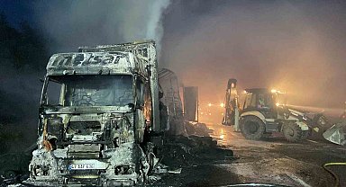 Sarıyer'de kumaş yüklü tır alev alev yandı: Otoyolu duman kapladı