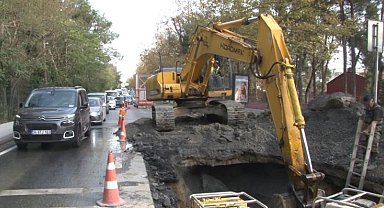 Sarıyer'de su borusu patladı, trafik kilitlendi