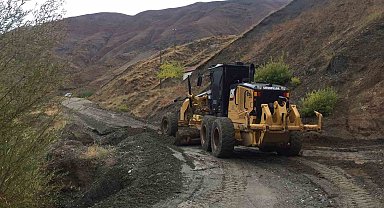 Sason'da sel nedeniyle ulaşıma kapanan köy yolları ulaşıma açıldı