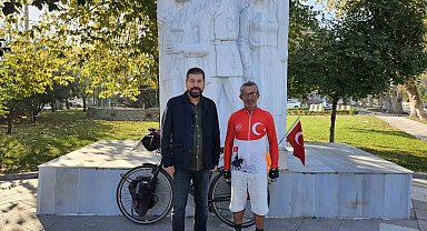 Şehit Makbule Efe anısına bisikletiyle Sındırgı'ya geldi