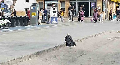 Şehrin en işlek caddesinde unutulan çanta polisi harekete geçirdi