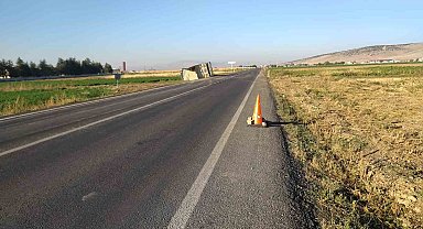 Şeker pancarı yüklü tır tarım arazisine devrildi