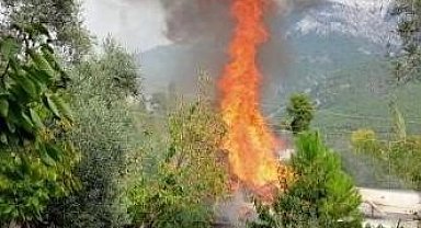 Serik'te ahşap ev yanarak kül oldu