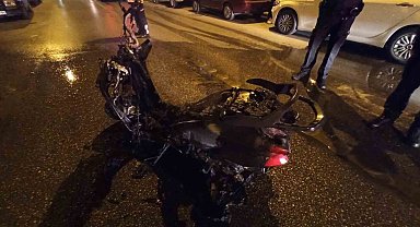 Seyir halinde alev alan motosiklet demir yığınına döndü