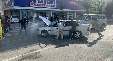 Seyir halinde yanan otomobili vatandaşlar söndürdü