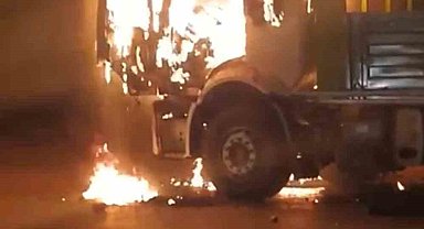 Seyir halindeki kamyon alev topuna döndü