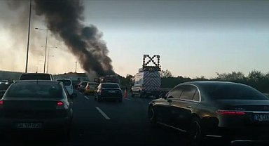 Seyir halindeki tır alev alev yandı