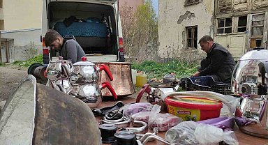 Seyyar kalaycı unutulmaya yüz tutmuş mesleğini şehir şehir dolaşarak yaşatıyor