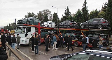 Sıfır araçların yüklü olduğu tır makaslama yaptı