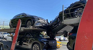 Sıfır TOGG taşıyan tır, üst geçide vurunca araçlar hasar aldı