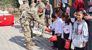 Siirt'te jandarma ekipleri çocuklara üniforma hediye edip etkinlik yaptı
