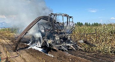 Silaj makinesi ve traktör alev topuna döndü, işçiler zor kurtuldu