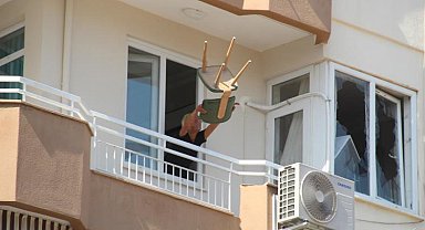 Sinir krizi geçiren kadın, tüm evde ne varsa pencereden sokağa attı