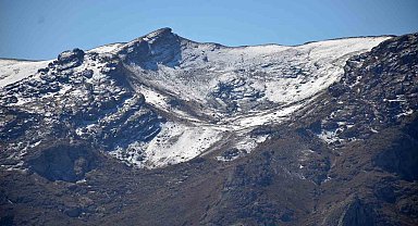 Şırnak dağları beyaza büründü, besiciler kış hazırlıklarına başladı