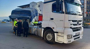 Şırnak'ta tır virajı alırken dorsesi düştü