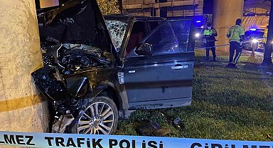 Şişli'de tünelden çıkan lüks cip hızını alamayarak beton direğe çarptı: 1'i ağır 4 yaralı