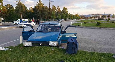 Sivas'ta iki otomobil çarpıştı: 5 yaralı