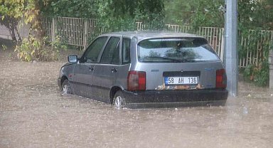 Sivas'ta sağanak yağış hayatı felç etti