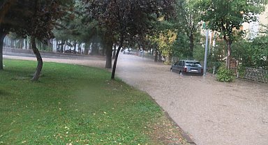 Sivas'ta sağanak yağmur hayatı felç etti, araçların bir kısmı sular altında kaldı