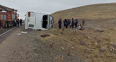 Sivas'ta yolcu otobüs devrildi: 4 ölü, 30 yaralı