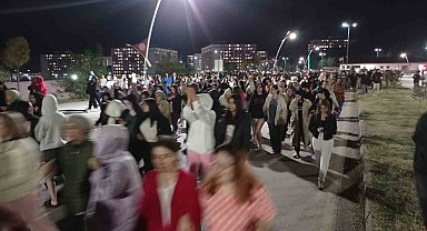 Sivas'ta yurt asansörünün bozulmasına öğrencilerden tepki