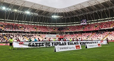 Sivasspor-Kasımpaşa maçı öncesi Filistin'e destek pankartı