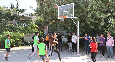 Sokak basketbolu turnuvasının top atışını Başkan Kaplan yaptı