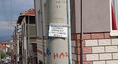 Sokakta yeterince çöp konteyneri olmayınca vatandaşalar çözümü uyarı yazısında buldu