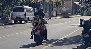 Şoke eden yolculuk: Motosiklet üstündeyken çocuğu omuzda taşıdılar