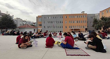 Söke'de kilimini kapan geliyor, kitap okuyor