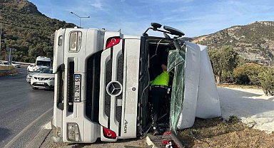 Söke'de kum yüklü kamyon devrildi: 1 yaralı