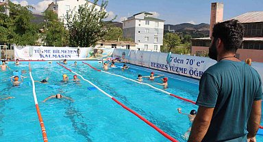 Solhan'da 300'ün üzerinde çocuk yüzme öğrendi