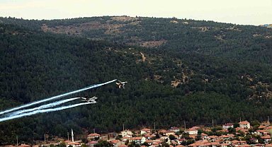 SOLOTÜRK'ten Ata'ya saygı uçuşu