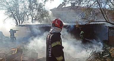 Spiral kesme makinesinden çıkan kıvılcım samanlığı küle çevirdi