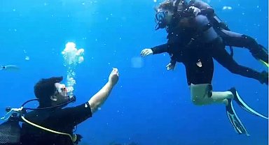 Su altında evlilik teklifi yaptı