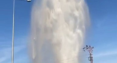 Su borusu patladı, fışkıran su şelaleyi andırdı