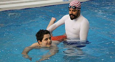 Sudan korkan otizmli çocukların yüzünü güldüren yüzme kursu