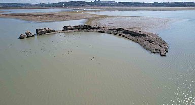 Suların çekilmesiyle ortaya çıkan antik kent definecilerin saldırısına uğruyor