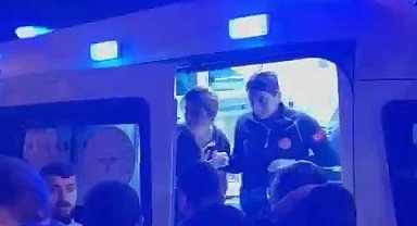 Sultanbeyli'de iki araç kafa kafaya çarpıştı: 1'i ağır 4 yaralı