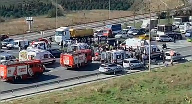 Sultangazi'da 2 araç kafa kafaya çarpıştı : 1'i ağır 6 yaralı