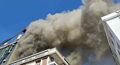 Sultangazi'deki iplik imalathanesi yangınında duman gökyüzünü kapladı