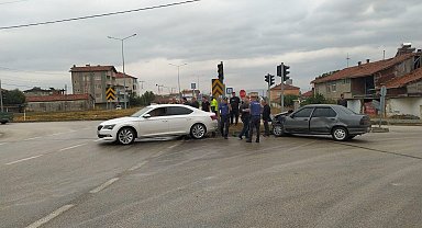 Suluova'da otomobiller çarpıştı: 2 yaralı