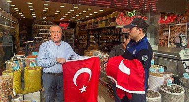 Sungurlu'da esnaf ve vatandaşlara Türk bayrağı dağıtıldı