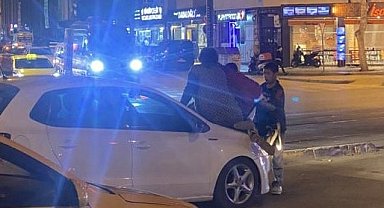 Sürücüsünden para alamadıkları aracın üstüne çıktılar