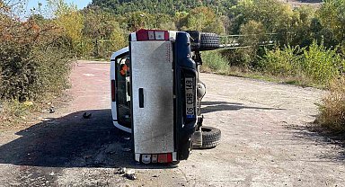Sürücüsünün direksiyon hakimiyetini kaybettiği kamyonet yan yattı